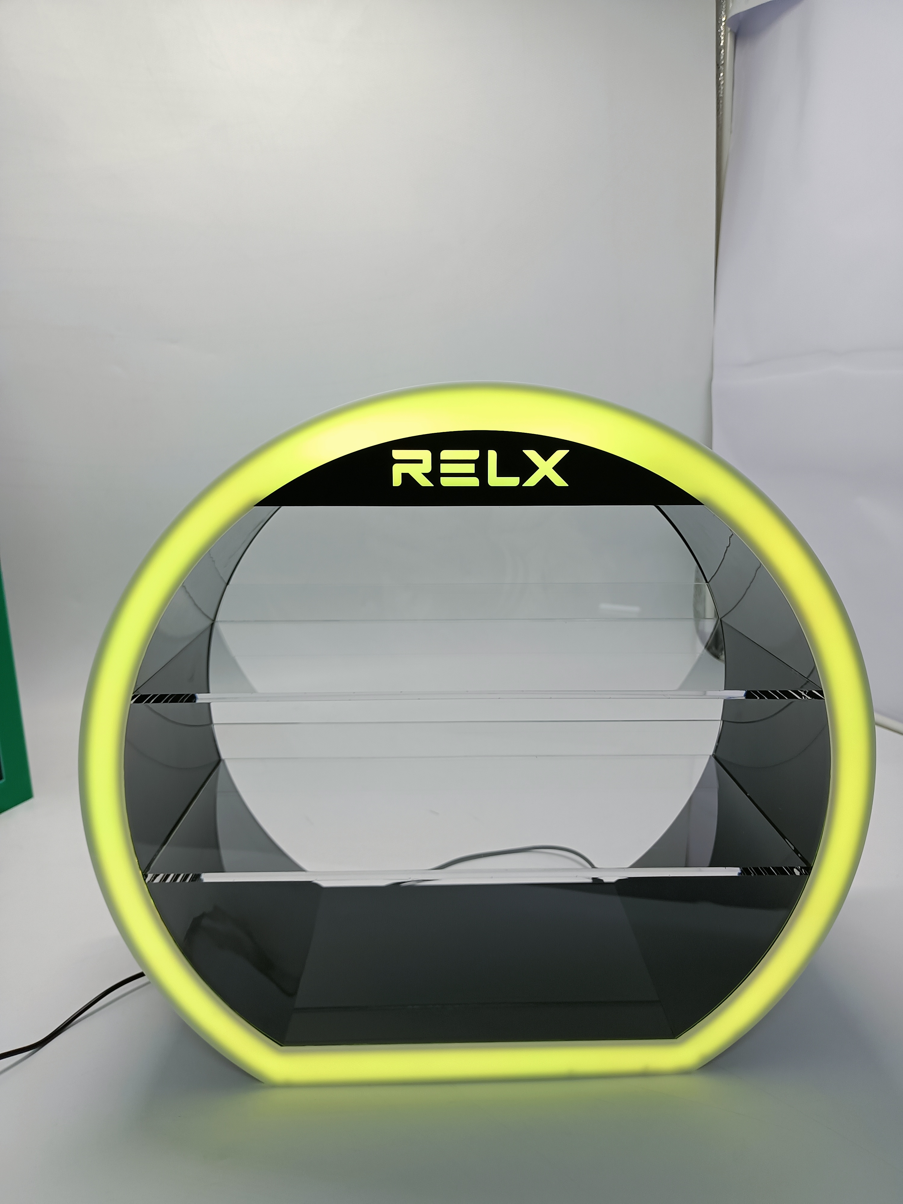 圆·光影  圆弧包围立式LED电子烟展示柜